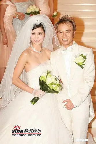 解:李克勤&卢淑仪  新娘子满pp的挖~~~~  应该小李克勤满多的吧?