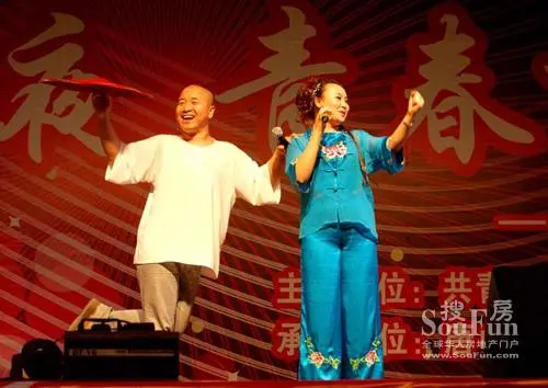 刘能的扮演着表演二人转
