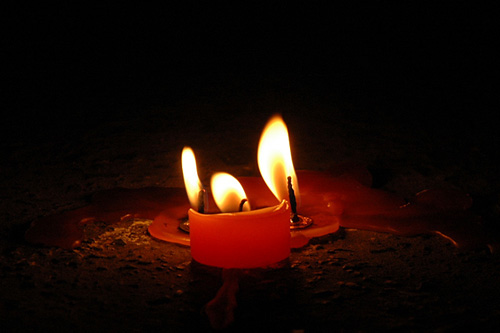 那一夜的烛火照亮了中国 哀悼日全国祈福(图)