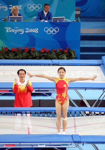 8月18日,中国选手何雯娜在北京奥运会女子蹦床比赛中夺得冠军.