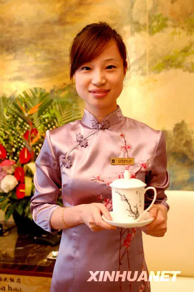 服务工作的33名礼仪志愿者经过老师一对一化妆培训后出现在记者面前