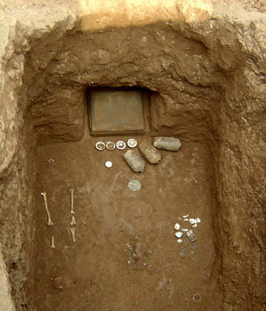 西安航天产业基地雁塔南路考古工地近日发掘了一座宋代县官墓葬,出土