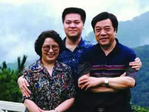 崔永元向朱军道歉 央视男主持人与娇妻甜蜜气死人