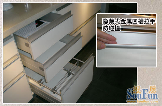 这款橱柜的隐藏式金属凹槽拉手设计免去了在厨房活动时与拉手碰撞