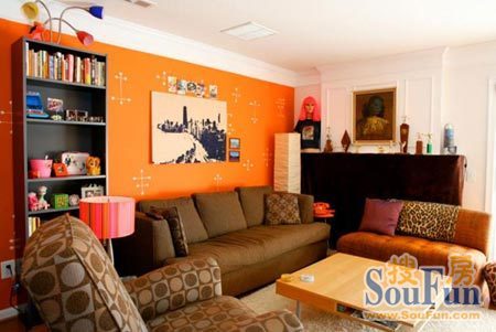 温暖的橙色壁纸搭配稳重的棕色沙发