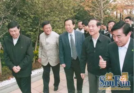 海信地产董事长刘浩陪同来访领导参观了海信麦岛金岸及贺府,天玺组团.