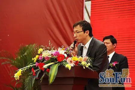 唐山万达广场体验季启动仪式现场 万达销售经理孙晓东致辞