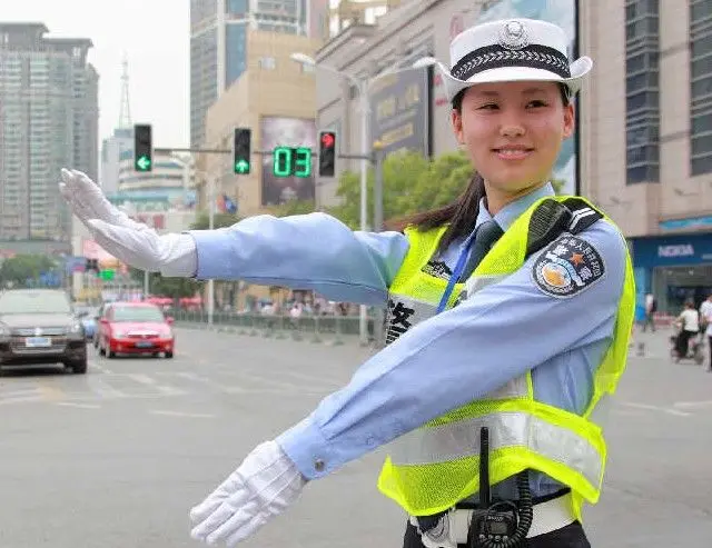 女交警赵维欢貌比全智贤 甜美家居照网上倍受追捧(图)
