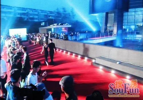 红星美凯龙25周年庆典皓星红毯走秀