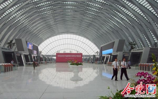 高速列车驶入天津西站 京沪高速铁路开通运营 