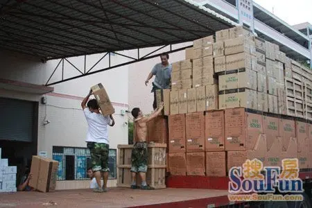 法恩莎仓库外,工人繁忙装货