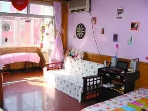 改造后的房间整洁温馨,整个花费才几百元.