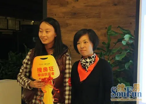 大连万科集团营销总监于黎明女士为"6折购房"的幸运大奖获得者于芳