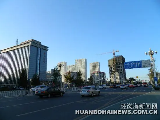 2011年的唐山正在发生着日新月异的变化,高楼大厦一天天长高,城市景象