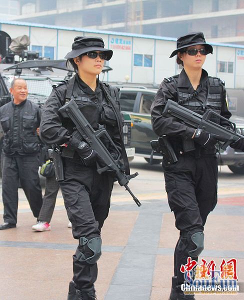 成都女子特警队持冲锋枪戴墨镜上路巡逻(图)