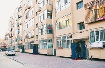 东风新村4区部分居民楼单元门天天敞着