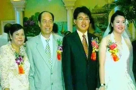 杨惠妍 出生年月:1981年