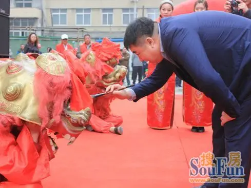 鼓表演将现场气氛推向了个高潮以下是锦绣集团副董事长邹本红女士致辞
