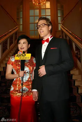 袁莉北京大办中西合璧婚礼 与洋老公形影不离恩爱有加