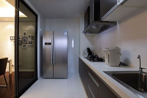 厨房来了,双开门的冰箱挺占地方的,不过放在这位置挺不错的.
