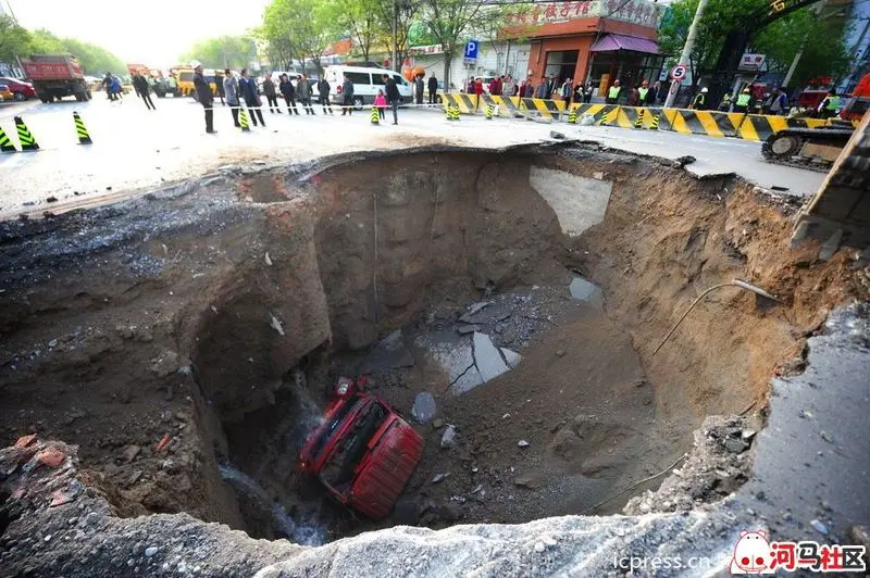 北京地铁在建段发生路面塌陷