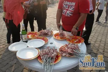 活动现场荣盛地产为大家,持续提供啤酒,烧烤熟食,水果饮料等供享用
