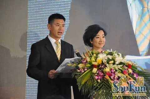 本次会议由香港凤凰卫视卢琛和青岛电视台曲伟联合主持.