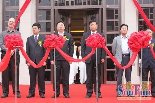 盘锦市政府副市长徐吉生,盘锦市政协副主席李学仁,美国hhcp总裁兼迪拜