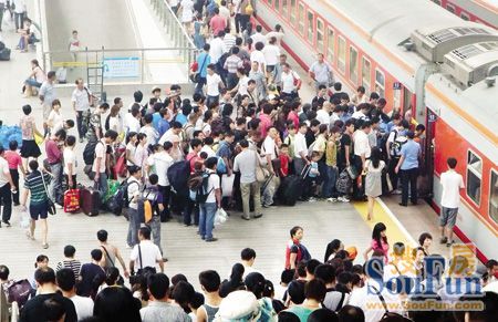 人潮涌动的郑州火车站