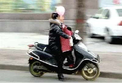 骑电动车带孩子千万要小心