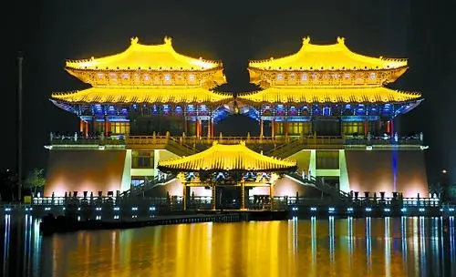 去开封清明上河园玩两天,晚上去逛逛夜市,加上住宿,两