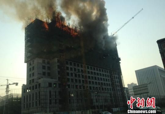 河北唐山公安局在建大楼起火