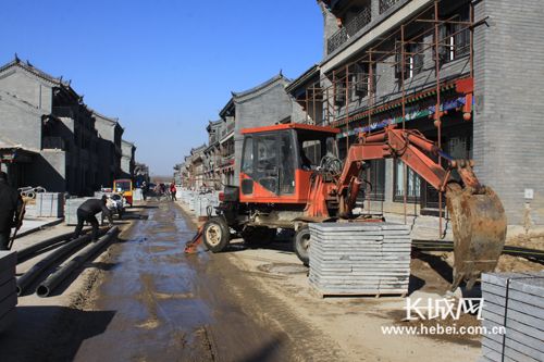 滦州旅游核心区的巡滦大道的修缮工作正在进行