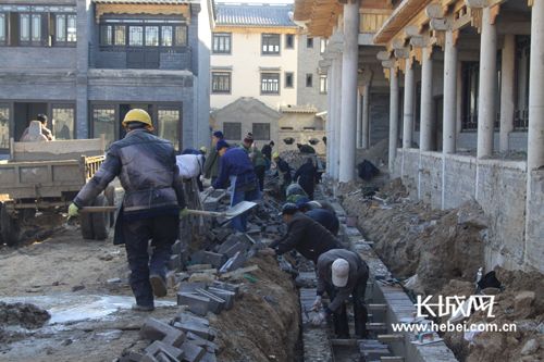 承建本次工程的津东陵龙门古建有限公司的工人们正在清理地基