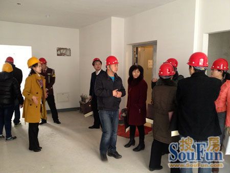 看房团网友参观中国水电首郡项目样板间