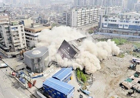 不用爆破施工不用人工拆除 武汉汉正街3台挖掘机拉倒8层楼