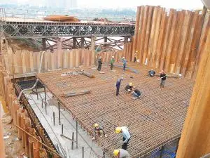 南宁市英华大桥正在进行桥墩承台施工. 本报记者 张孟君摄