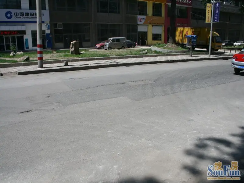 貌似拼图的马路地面