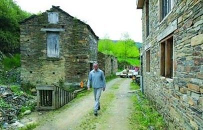 英国男子尼尔·克里斯蒂行走在他购买的西班牙小村中