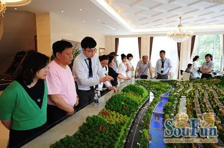 (客户们向置业顾问进行深度咨询,表现出强烈的购买欲望.)