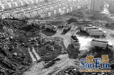 6月1日，广西防城港市，众多车辆在挖山造城。图/CFP