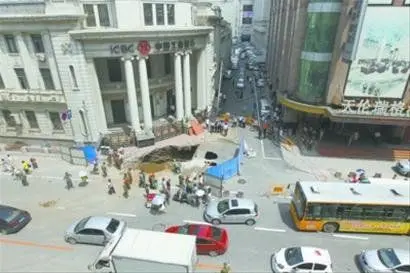 沈阳中街遭遇第三次地陷 20平坑内都是泥(图)