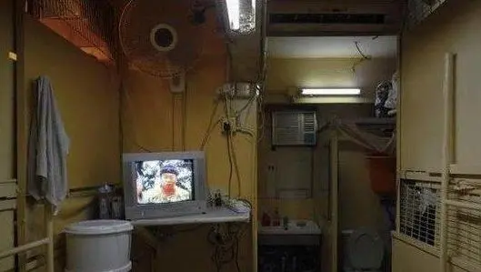 揭普通香港人住房真相:住棺材房惨到不敢想象