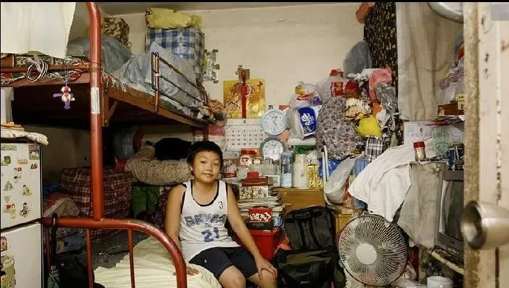 揭秘普通香港人住的"棺材房 惨到你不敢想象
