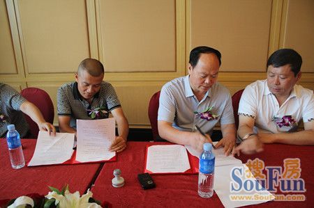 义乌小商品城总经理邱文华和呼市蒙海和地产总经理王云龙正在签约