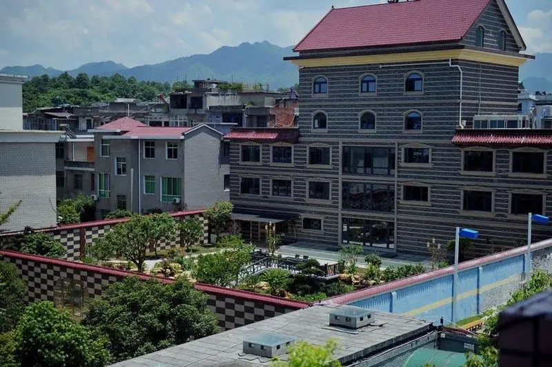 7月24日,江西"气功大师"王林在江西省萍乡市芦溪县的府邸"王府"内部