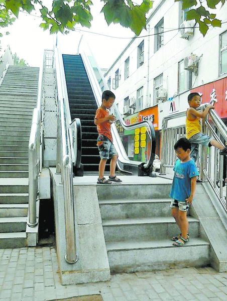 郑州多数天桥电梯人多时关闭 专家呼吁先定规矩