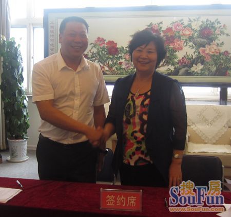 鸿名集团董事长张强红先生(左)与北人集团董事长白珊女士(右)合影
