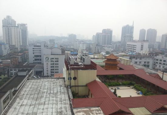 广西南宁大楼楼顶建筑似宫廷 涉嫌违建被调查