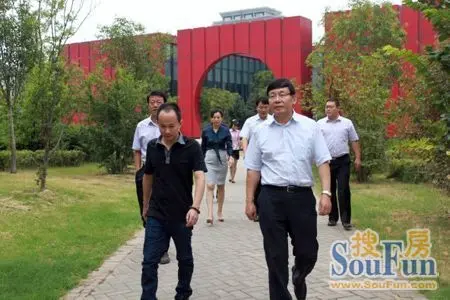 新乡市政府党组成员 赴郑州考察金林中心项目